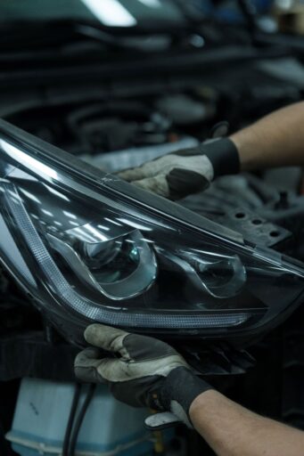 tekniker jobbar med billykta