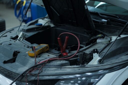 närbild på motorhuv